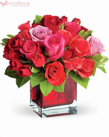 Pretuire – Aranjament cu trandafiri roz si rosii